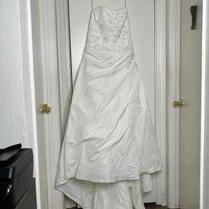 White strapless wedding dress